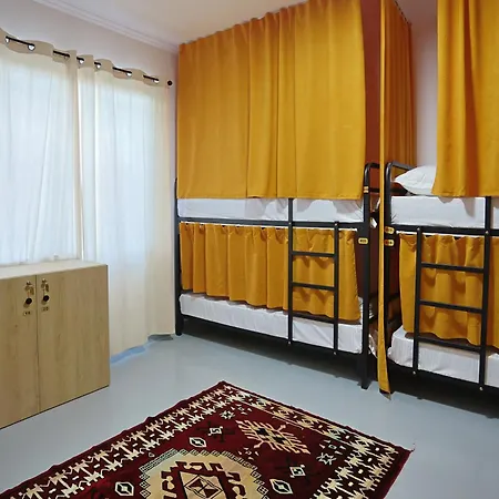 Hostel Honey Bee Τίρανα